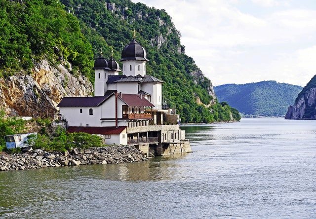 why visit serbia